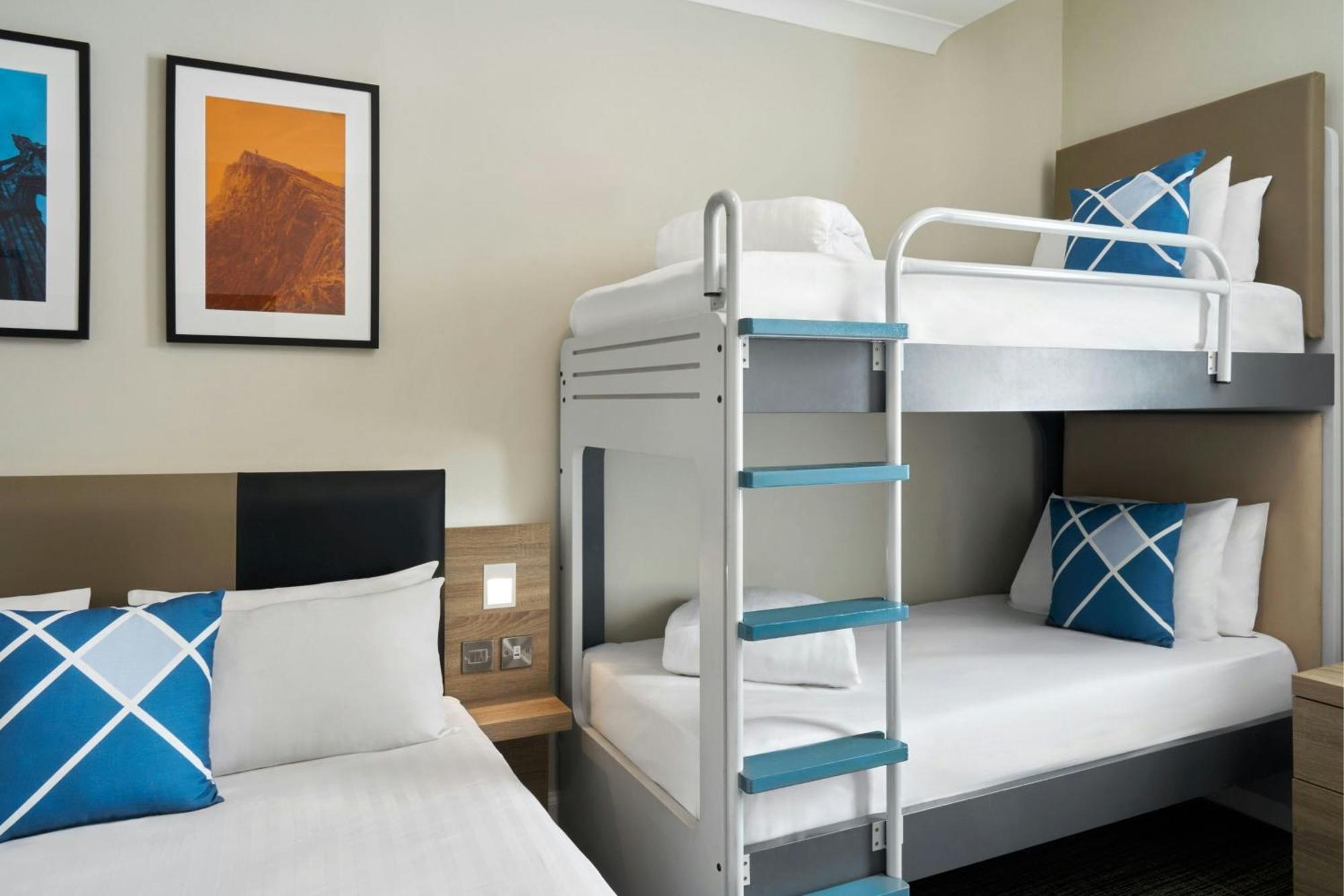 Quarto Familiar com 1 Cama de Casal e 2 Camas em Beliche