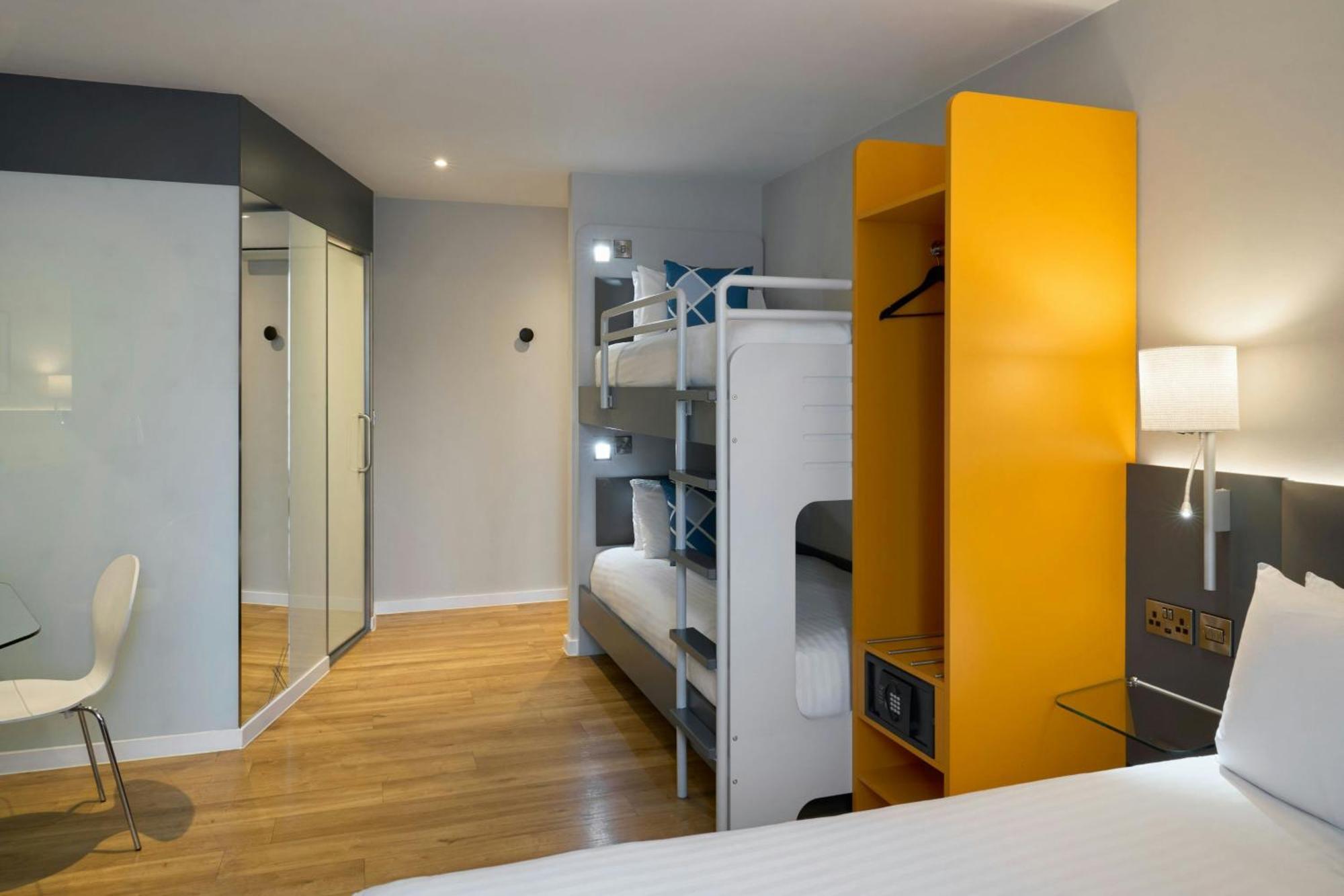 Habitación Familiar - 1 cama doble y 2 literas