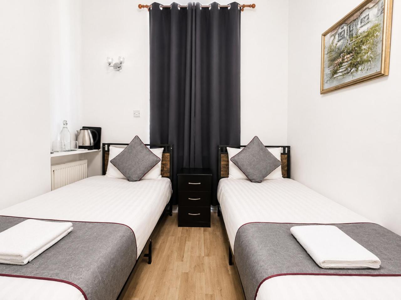 Zweibettzimmer mit Bad