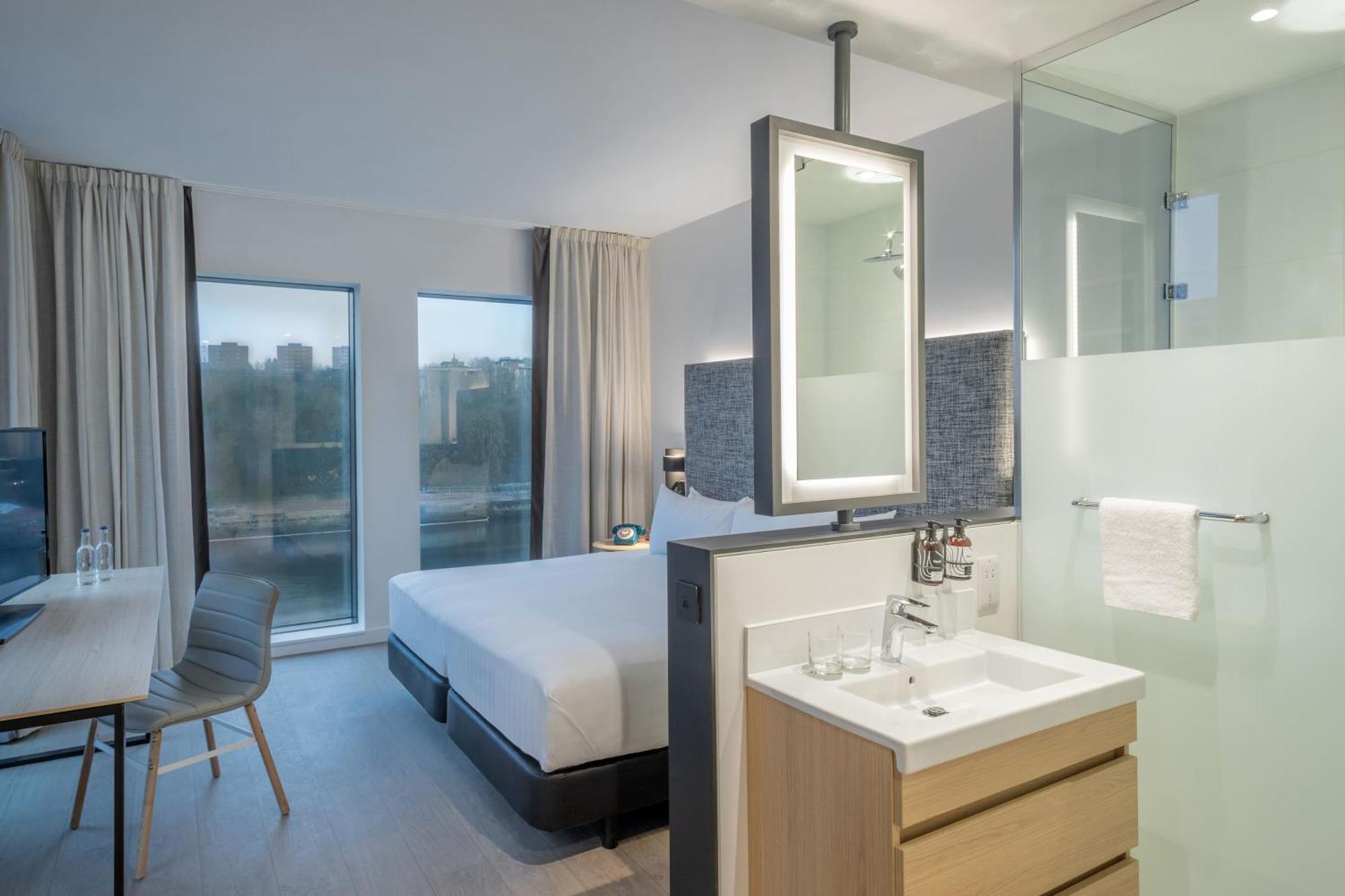 Zimmer mit Verbindungstür und Flussblick