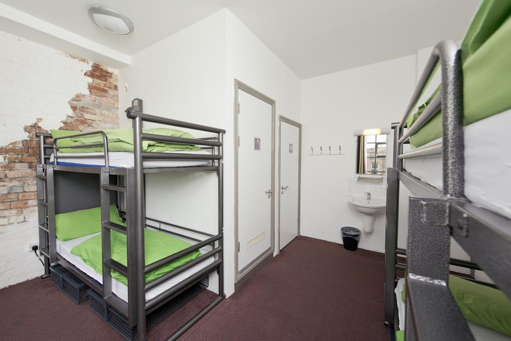 Etagenbett im Schlafsaal für Männer mit Gemeinschaftsbad