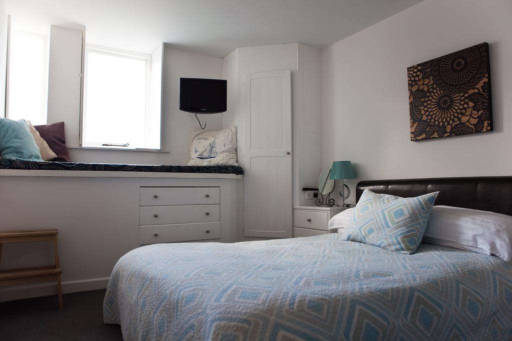 Small Double Room,207270376:JPEG