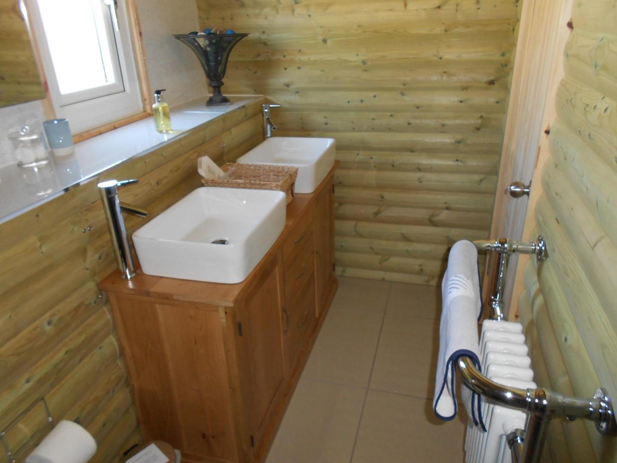 Deluxe One-Bedroom Log Cabin