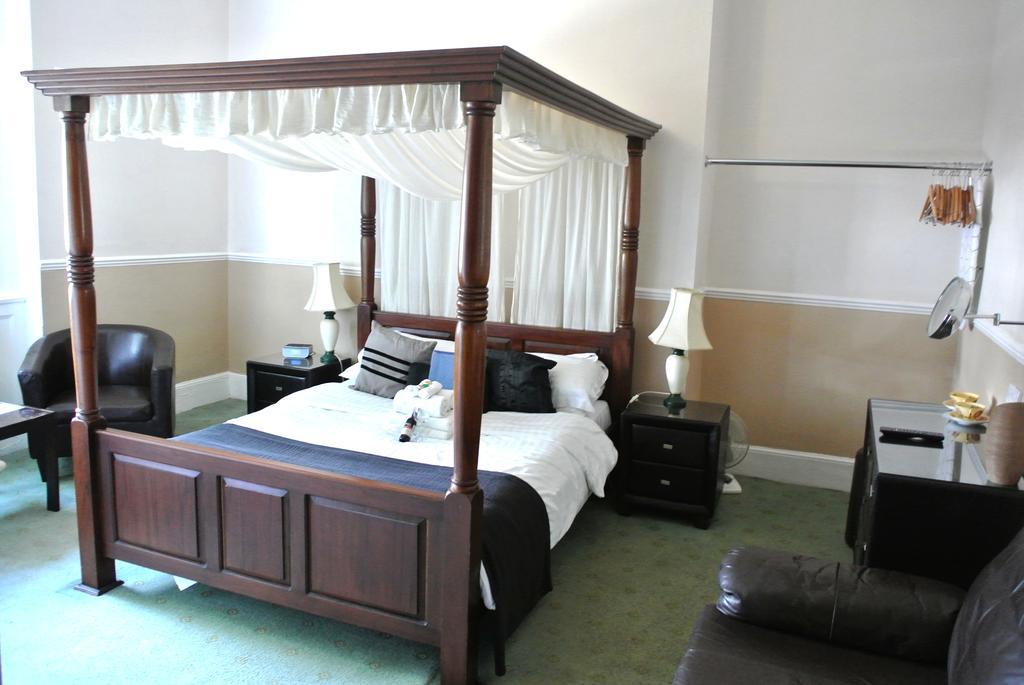 Superior Double Room with Four Poster Bed