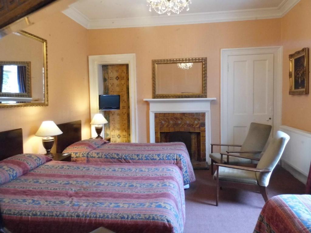 Family Room ensuite,724428688:JPEG