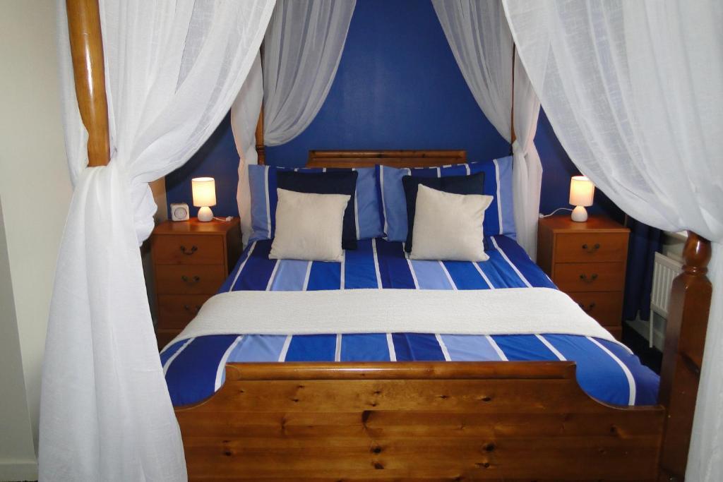 Room Four-Poster Bed,28480997:JPEG