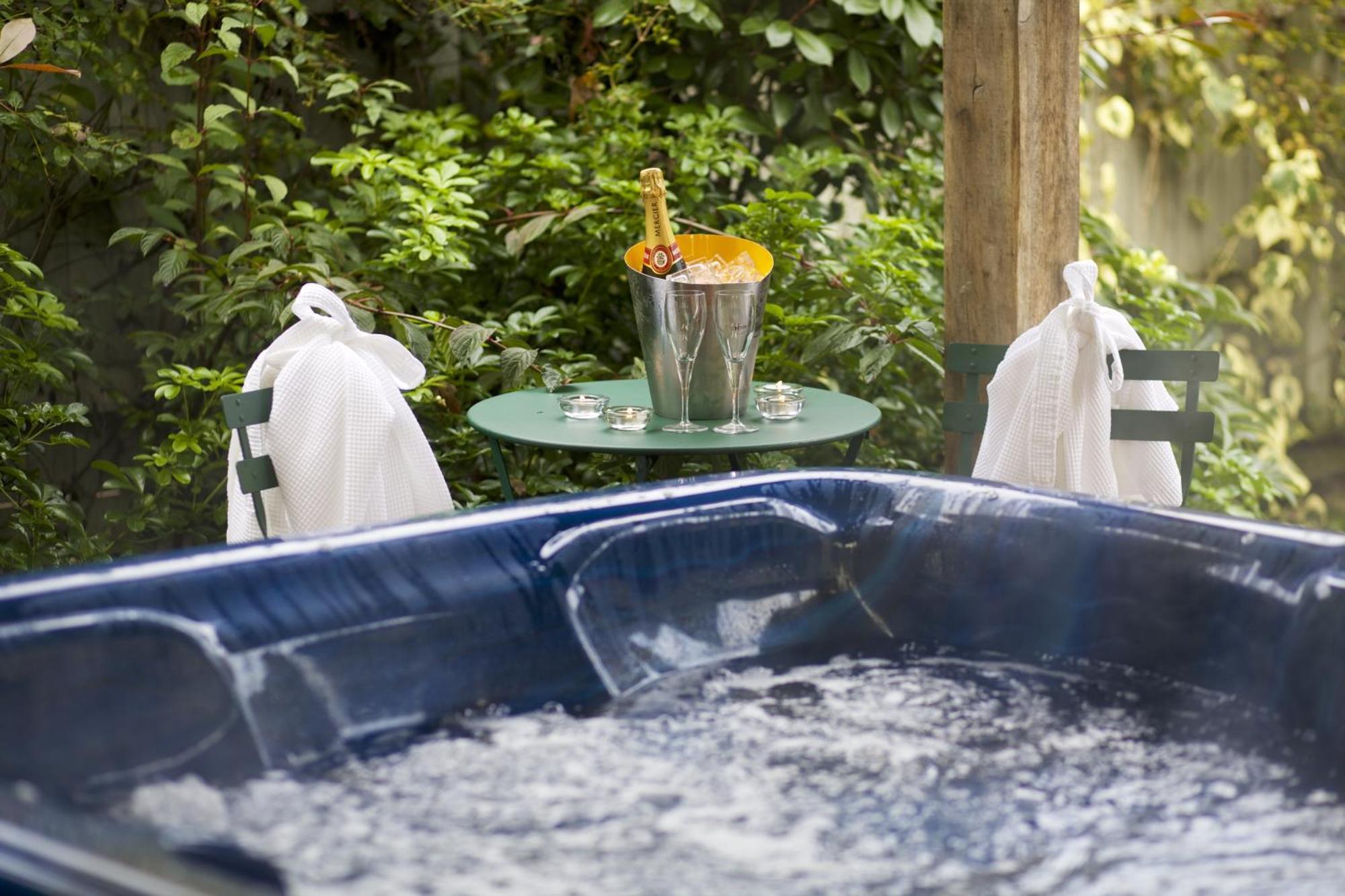 Deluxe Suite with Hot Tub