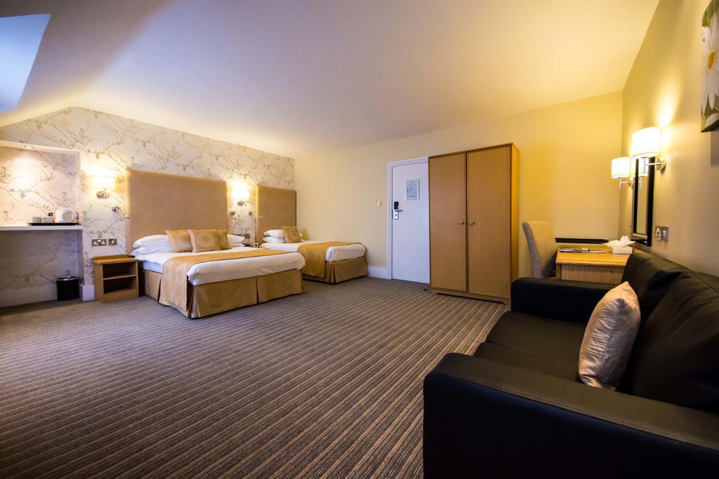 Family Room with One Double Bed and Two Single Beds - Non-Smoking