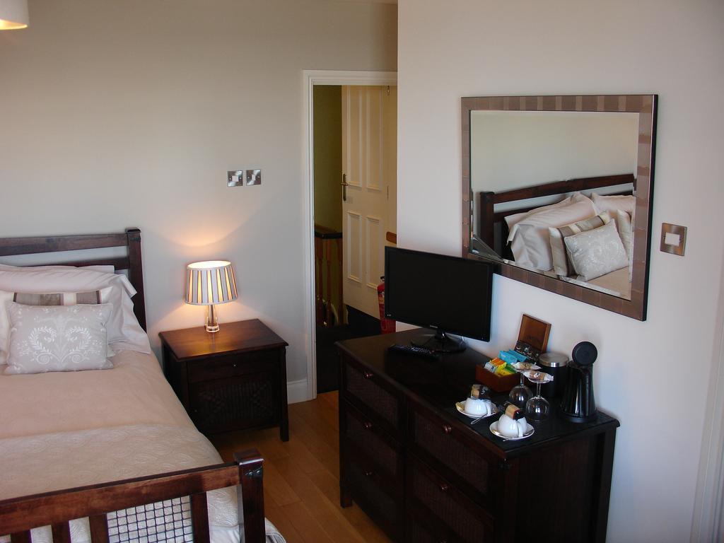 Zimmer mit Kingsize-Bett und Meerblick