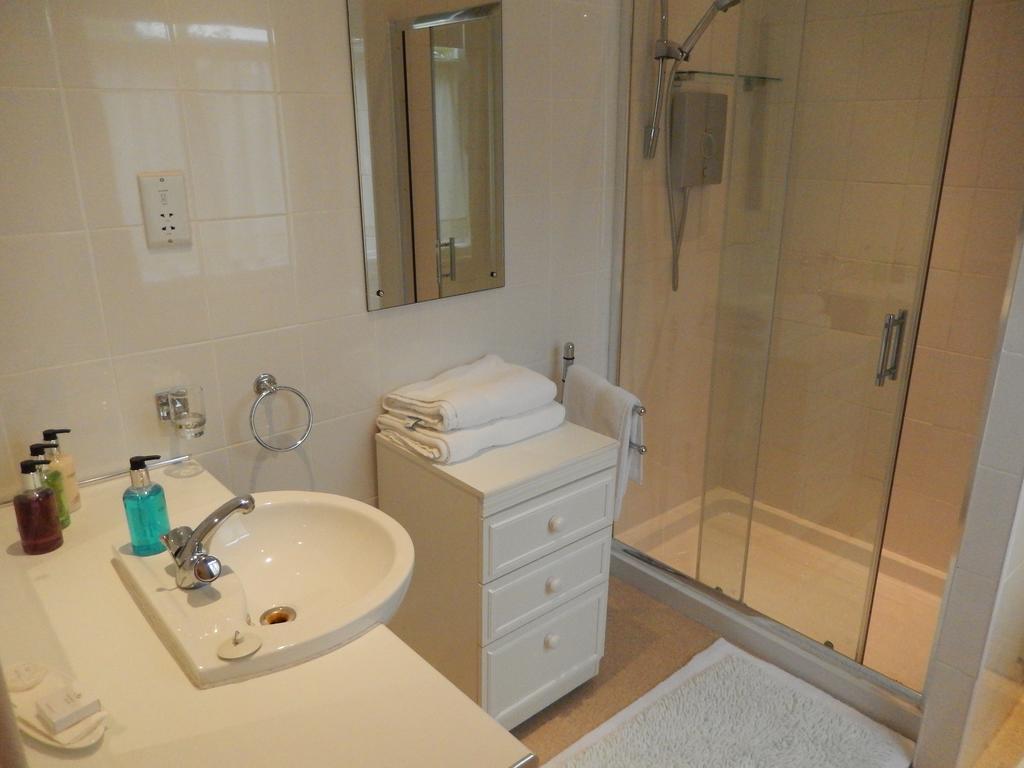 Deluxe Double Room Shower,1008644680:JPEG