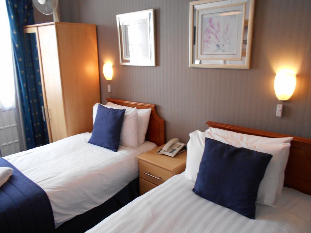 Tweepersoonskamer met 2 Aparte Bedden en Eigen Badkamer