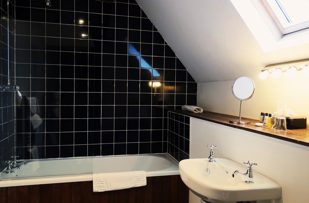 Tweepersoonskamer met 2 Aparte Bedden en Badkamer