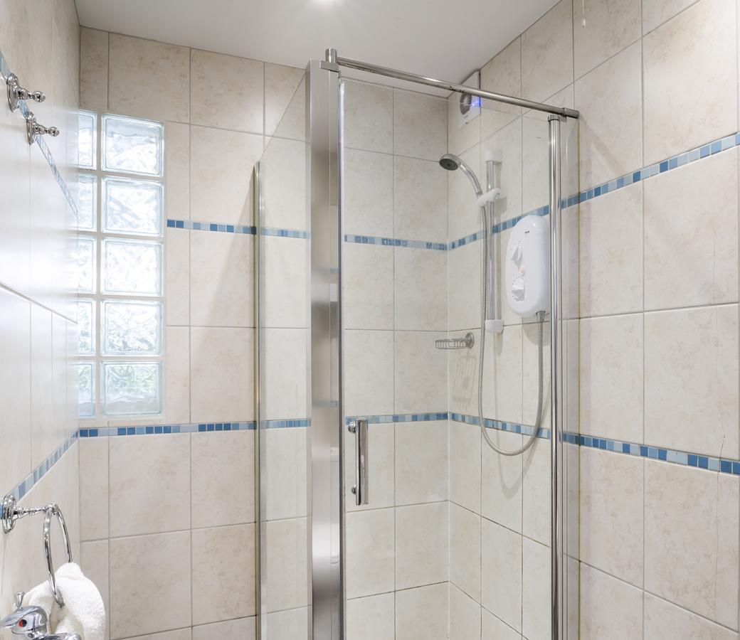 Single Room with Shared Bathroom,632536464:JPEG