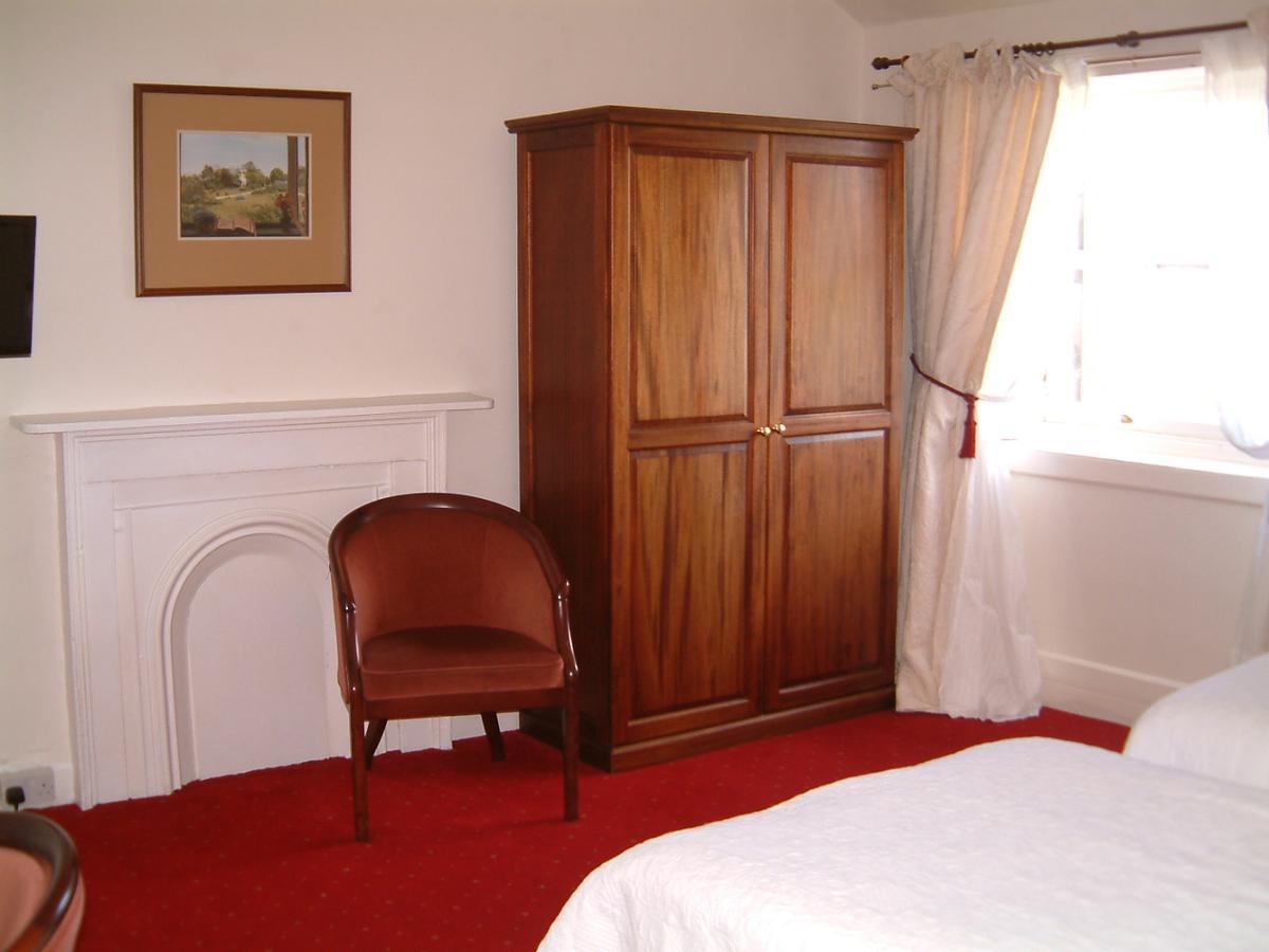 Quarto Econômico com Cama de Casal ou 2 de Solteiro