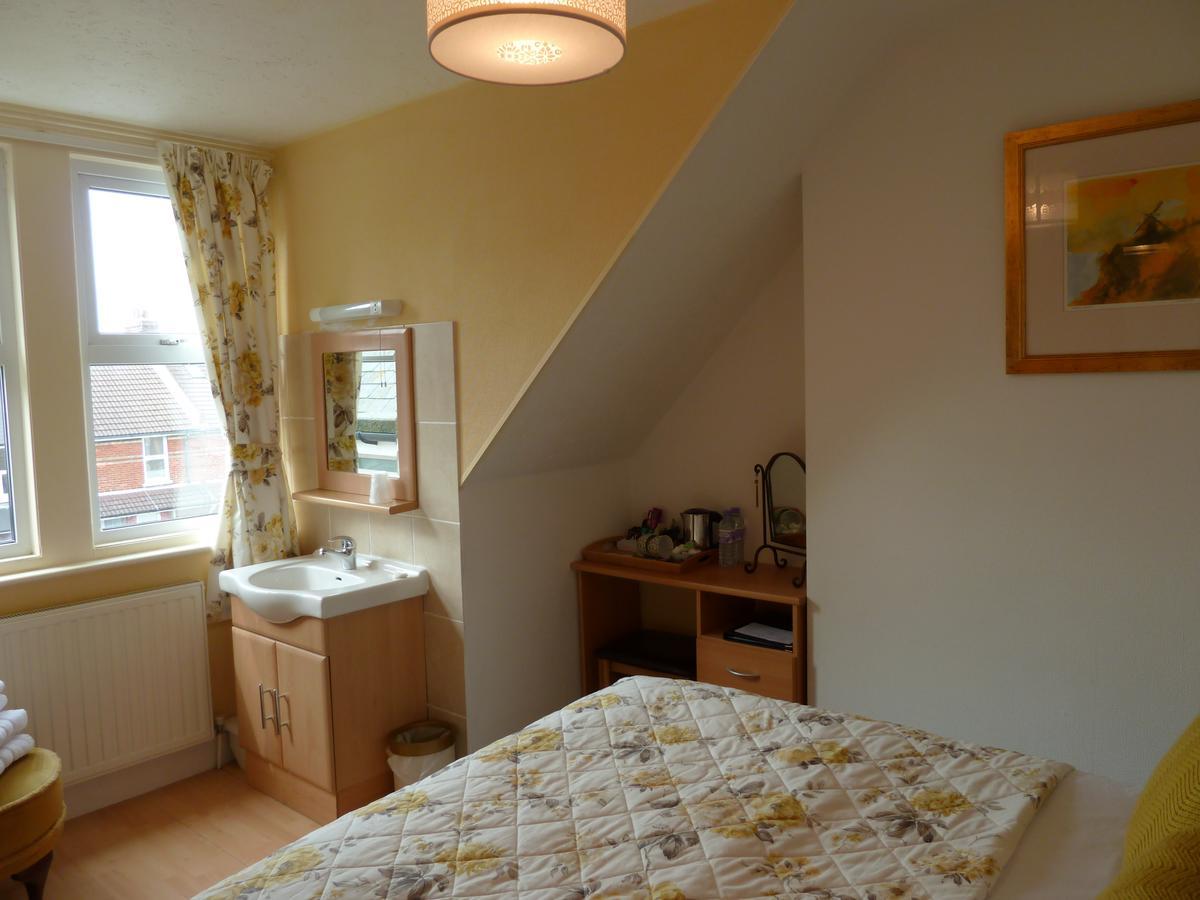 Budget Double Room,605075571:JPEG