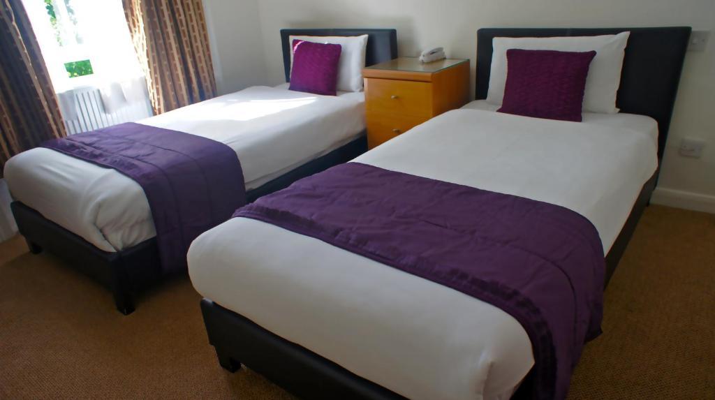 Quarto com 2 Camas de Solteiro