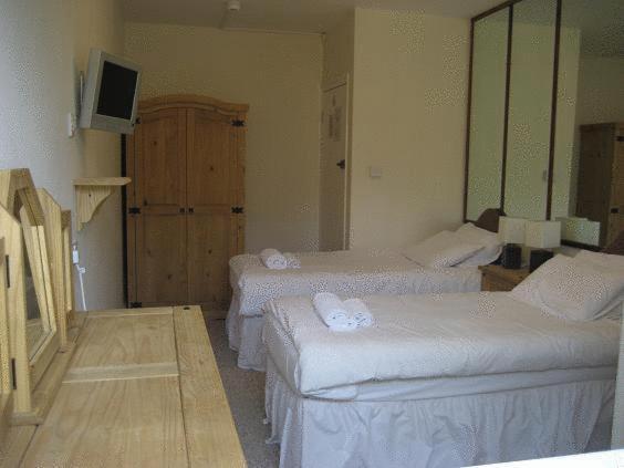 Basic Twin Room with Shared Toilet