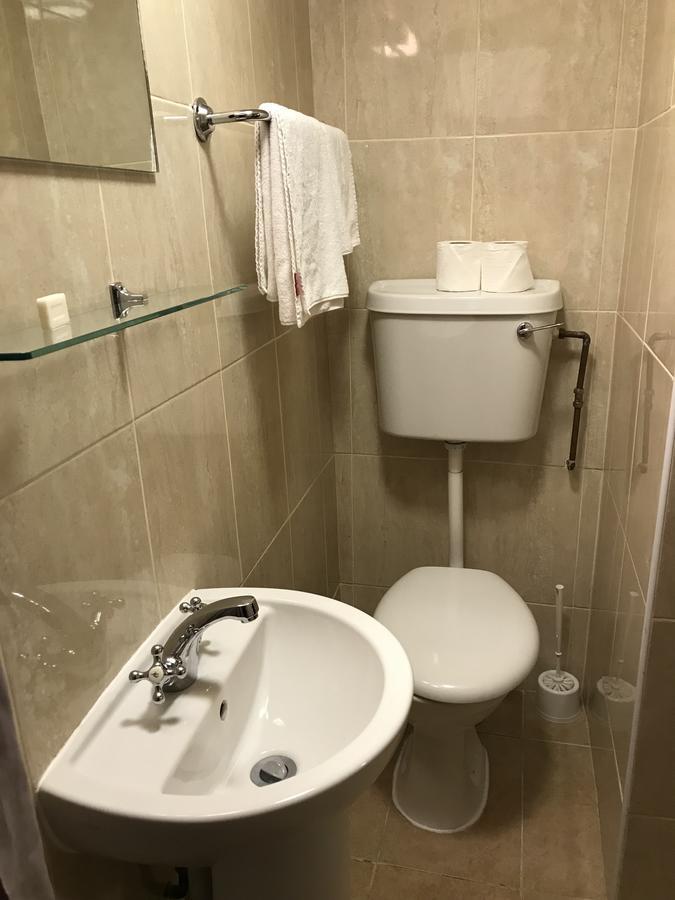 Quarto Individual no Subsolo com Banheiro Privativo