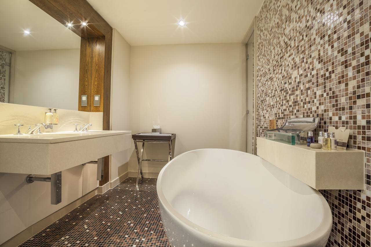 Roseate Suite