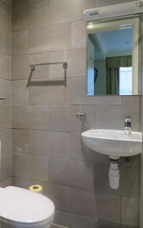Quarto Individual com Casa de Banho Privativa
