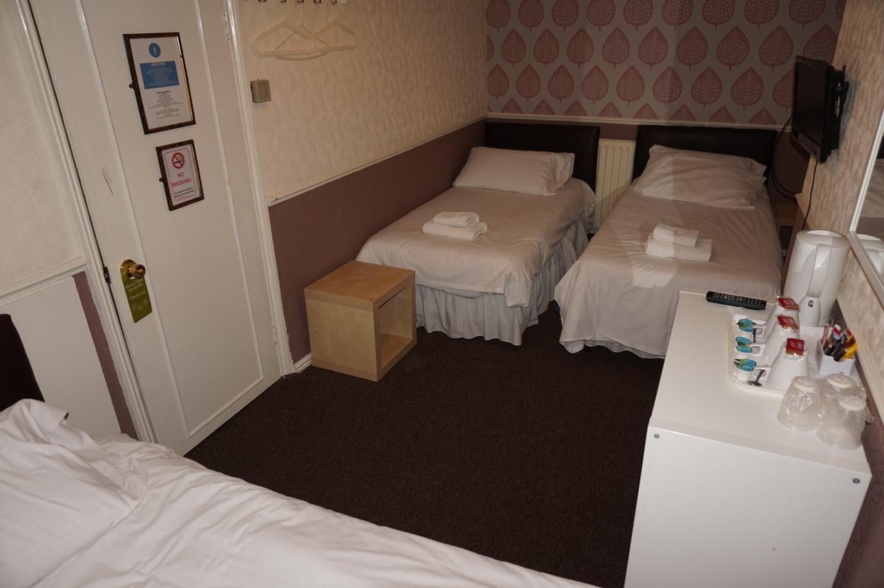 Basic Triple Room with Shared Bathroom