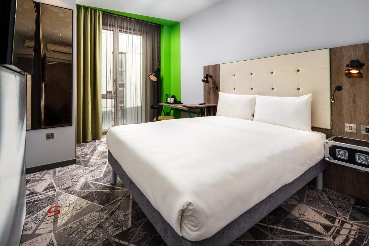 Habitación con cama grande
