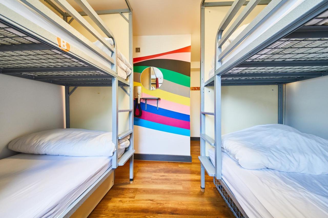 Cama em Dormitório Misto com 4 Camas e Casa de Banho Privativa