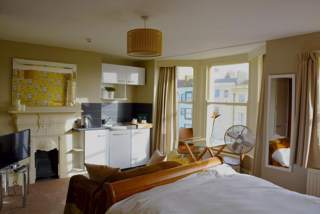 Large Double Room with Partial Sea View,742821784:JPEG