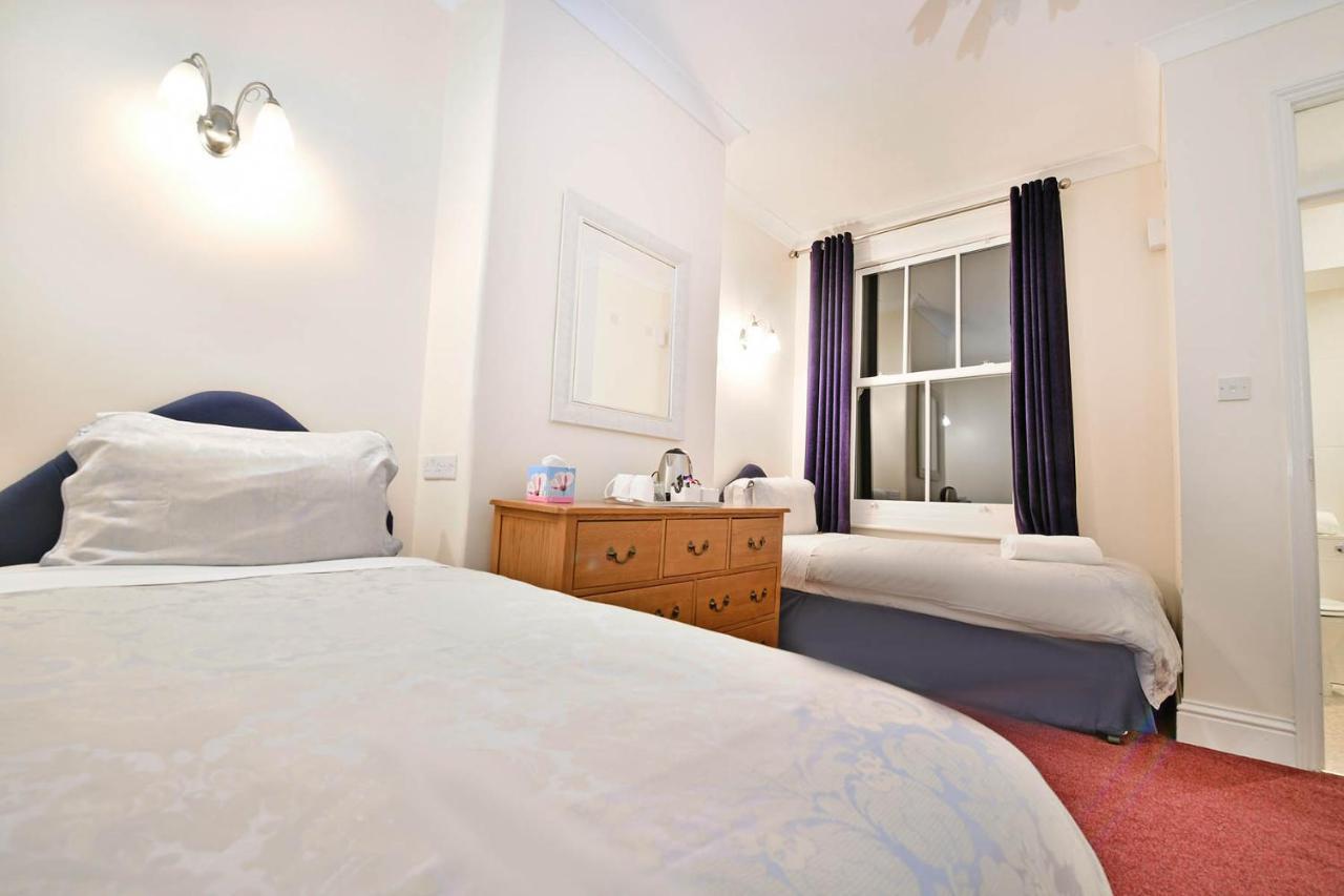 Twin Room with Private Bathroom