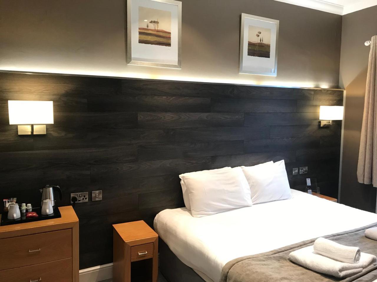 Quarto Clássico com 2 Camas de Solteiro
