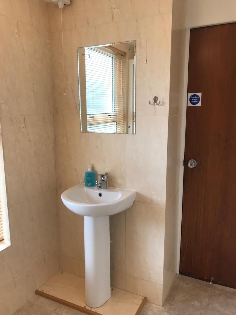 Einzelzimmer mit Gemeinschaftsbad