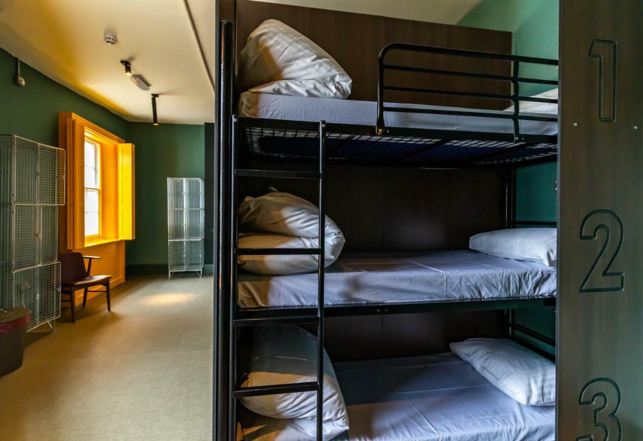 Cama em Dormitório Feminino com 9 Camas e Banheiro Compartilhado