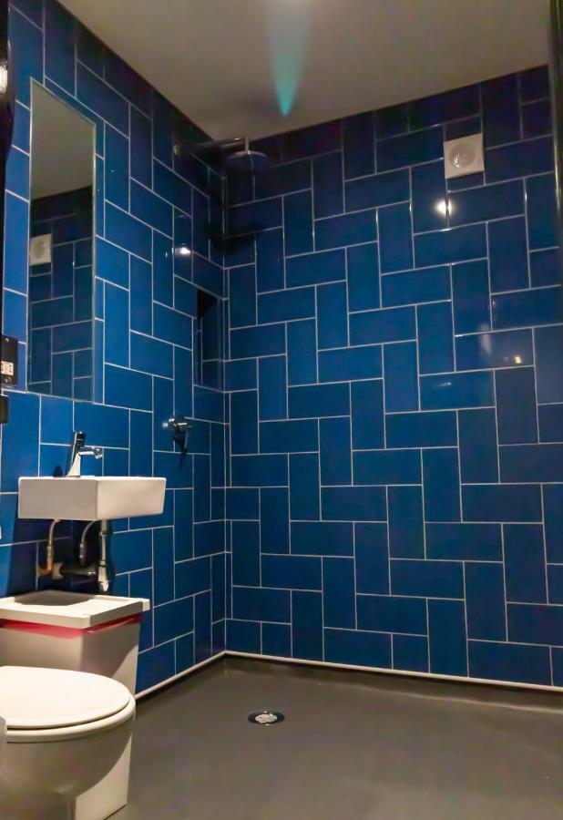 Cama em Dormitório Misto de 3 Camas com Banheiro Compartilhado