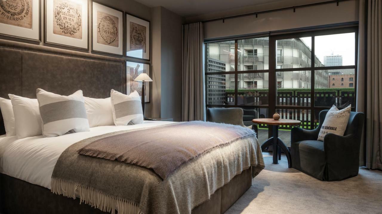 Zimmer mit Kingsize-Bett und Garten