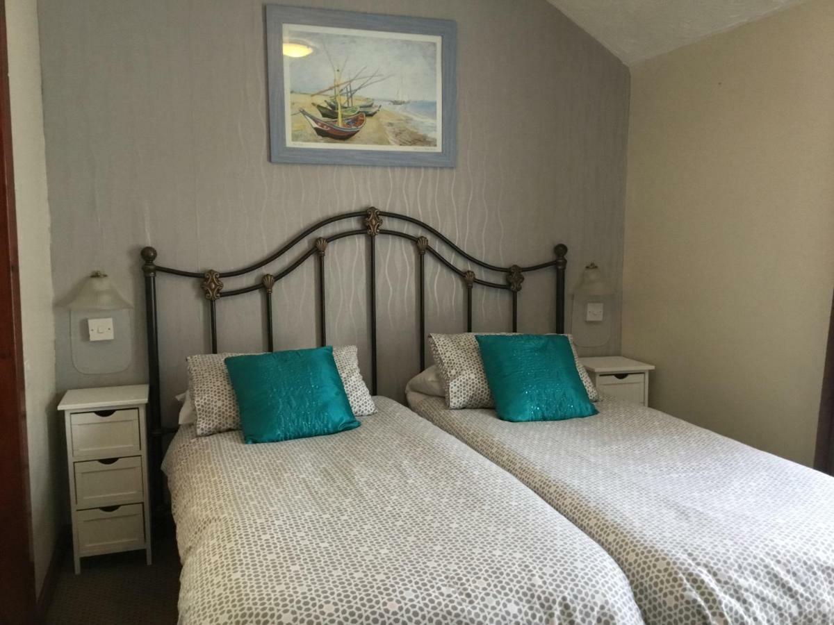Twin Room with Shower