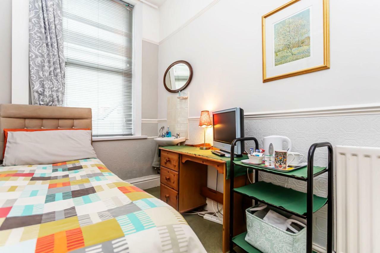 Budget Single Room with Shared Bathroom