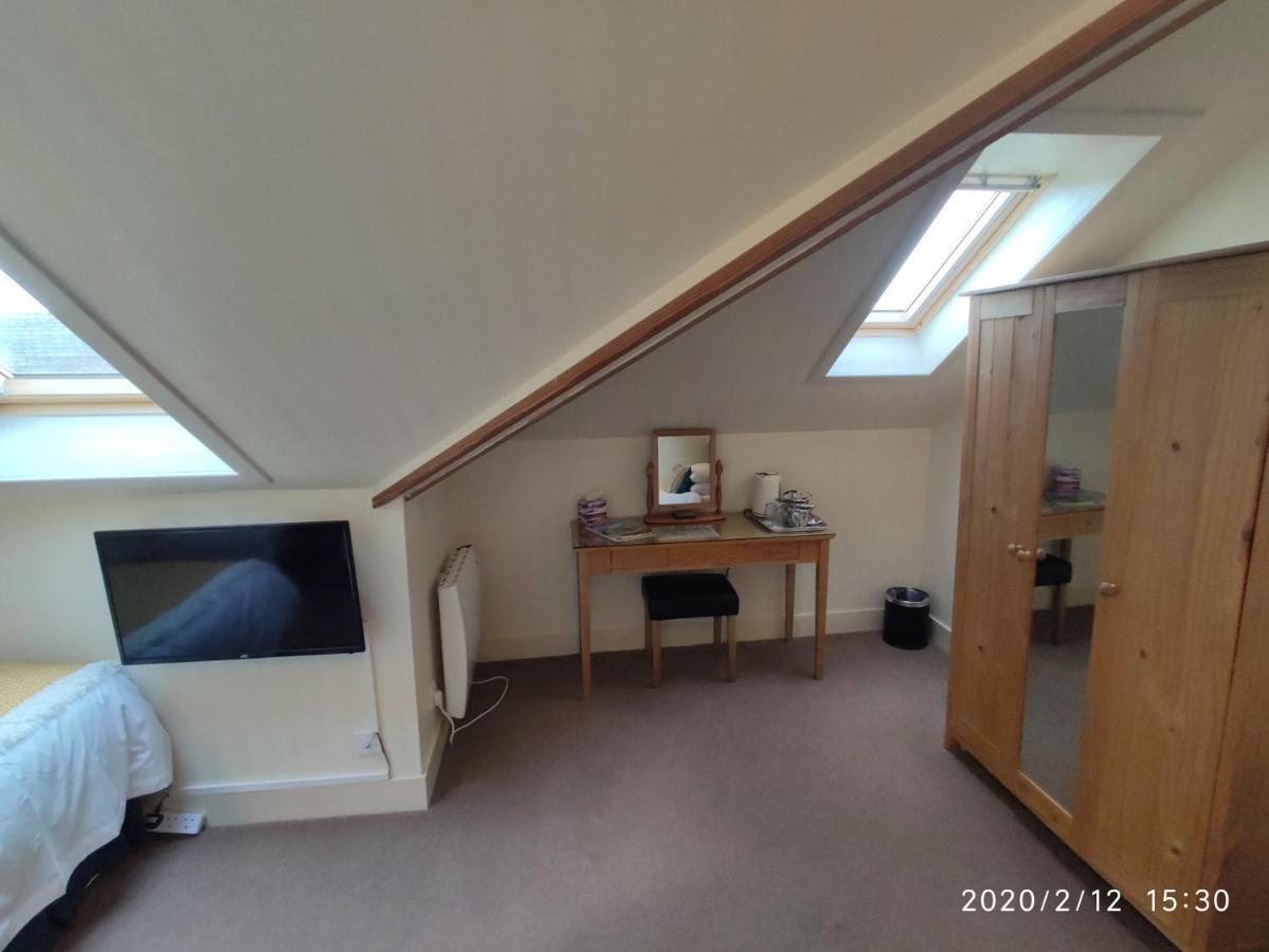 Small Twin Room with En-Suite