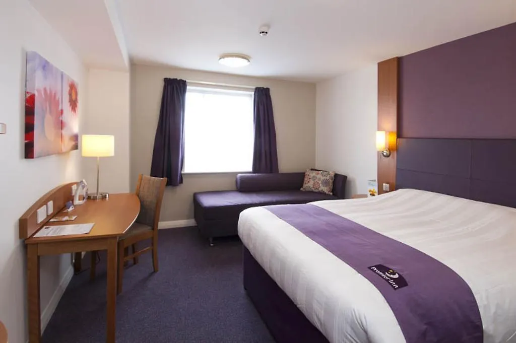 Premier Inn Edinburgh Central-1