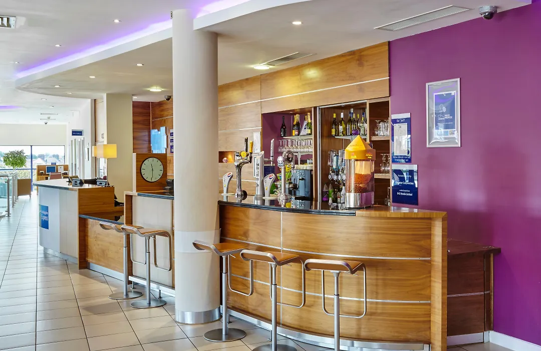Holiday Inn Express London - Newbury Park, An Ihg Hotel-1