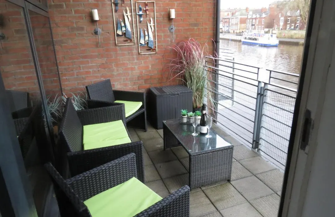 3 Emperors Wharf With Stunning River Views-1