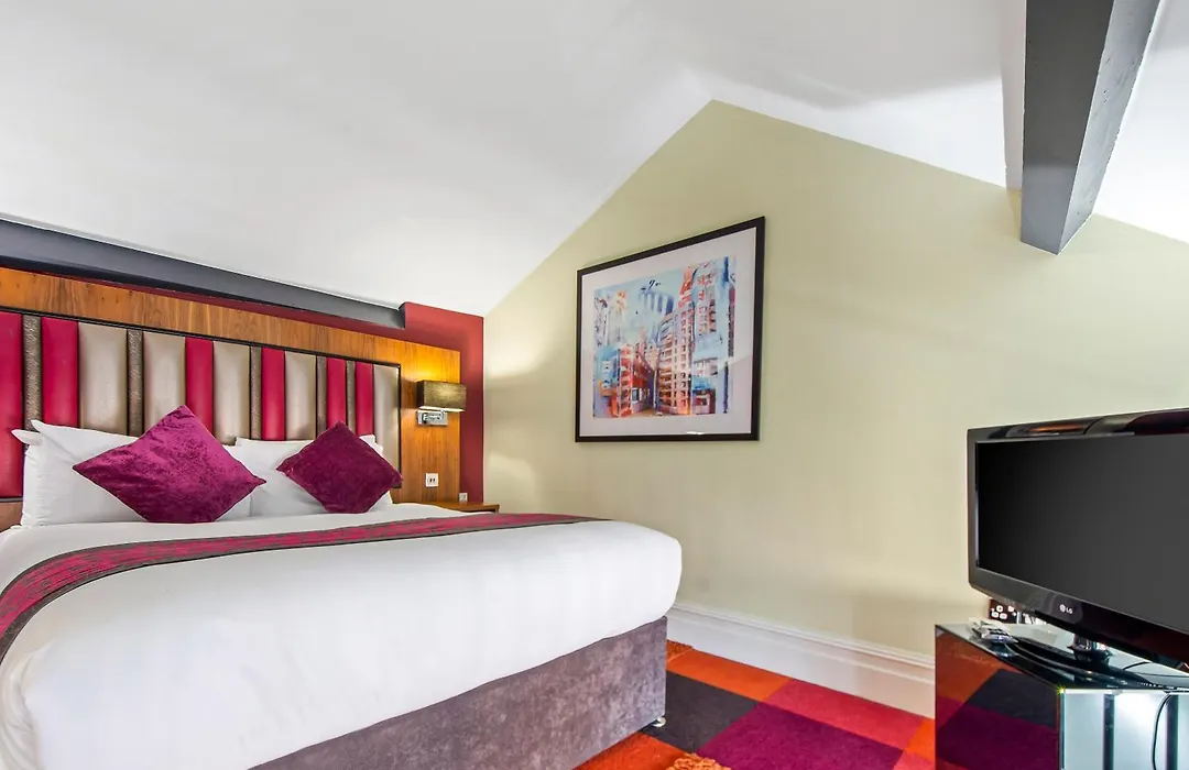 Roomzzz Manchester City-1
