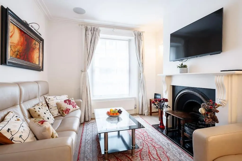 Spacious, Bright & Cosy ~ Ideal Victoria Location!-1
