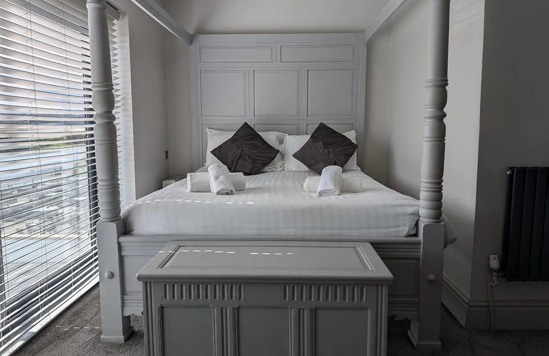 Casa Brighouse-1