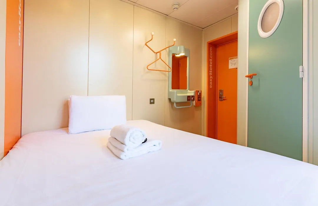 Easyhotel Edinburgh-1