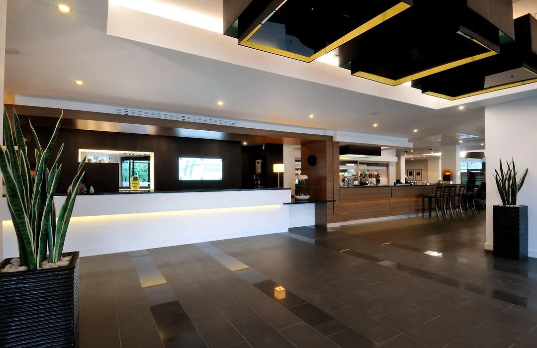 Holiday Inn Express London Heathrow T5 By Ihg-1
