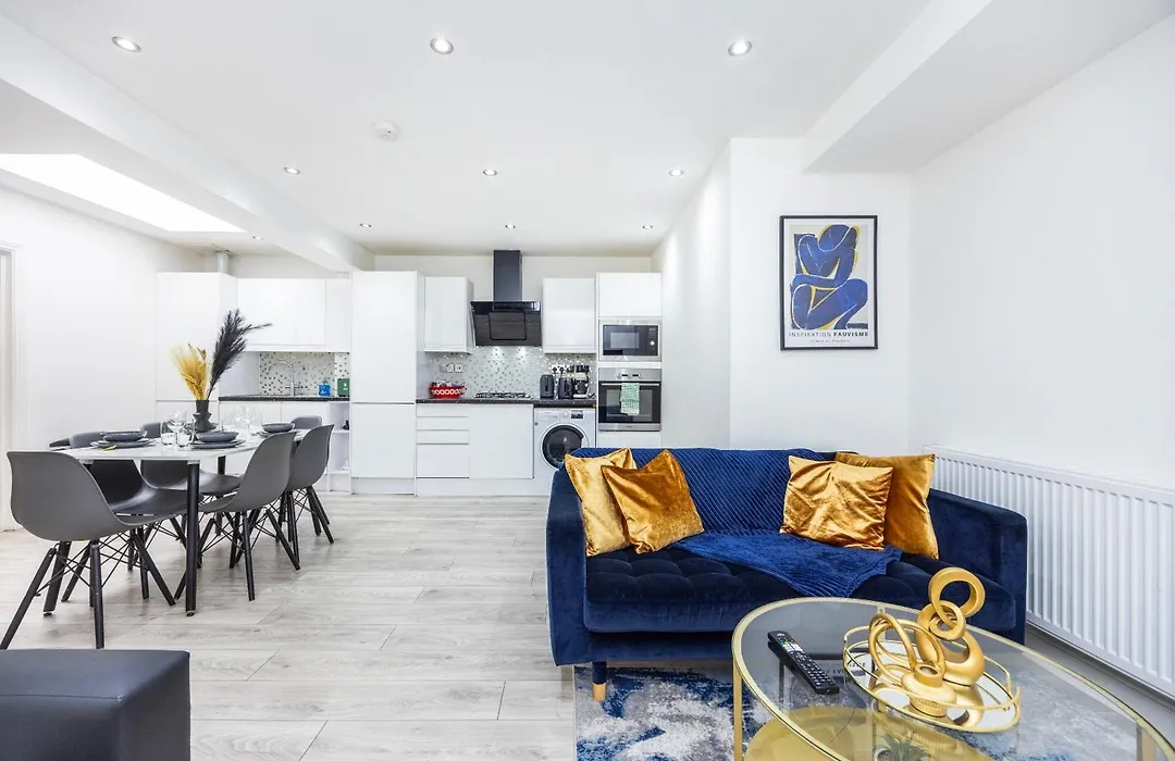 Three Bedroom Apartment By Dashh Properties Short Lets & Serviced Accommodation In Shepherds Bush Sleeps 9 With Free Wifi-1