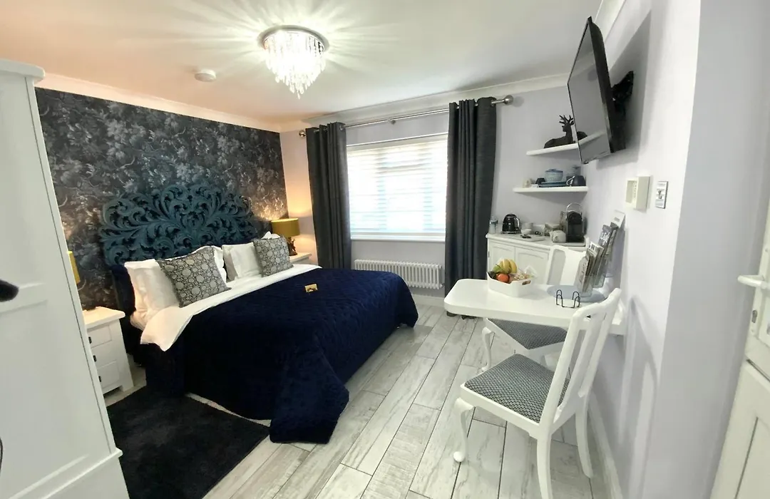 The Knightwood Oak: Luxury King Suite with Private Entrance in Lymington-1