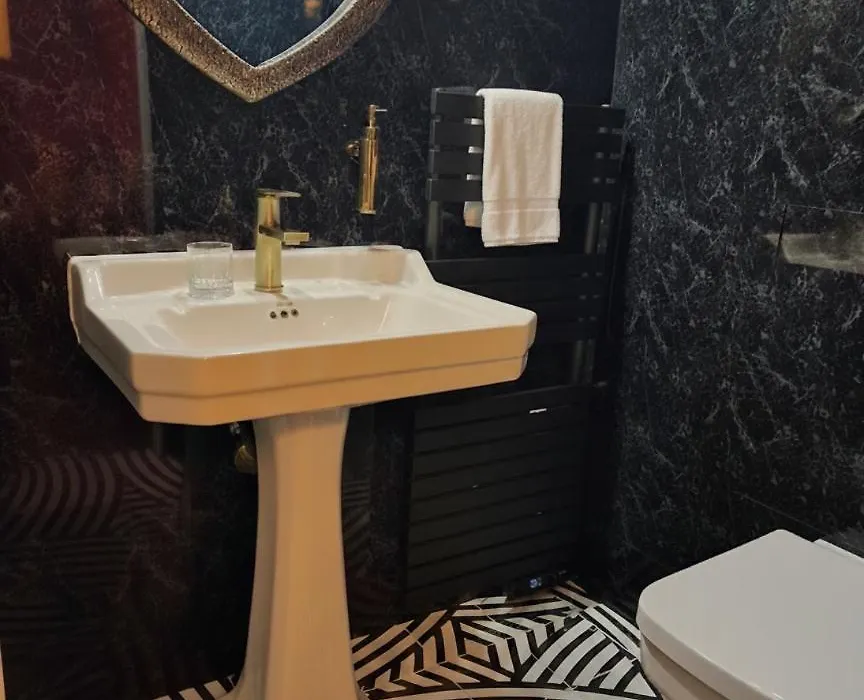 The Mad Hatter'S Guestrooms-1