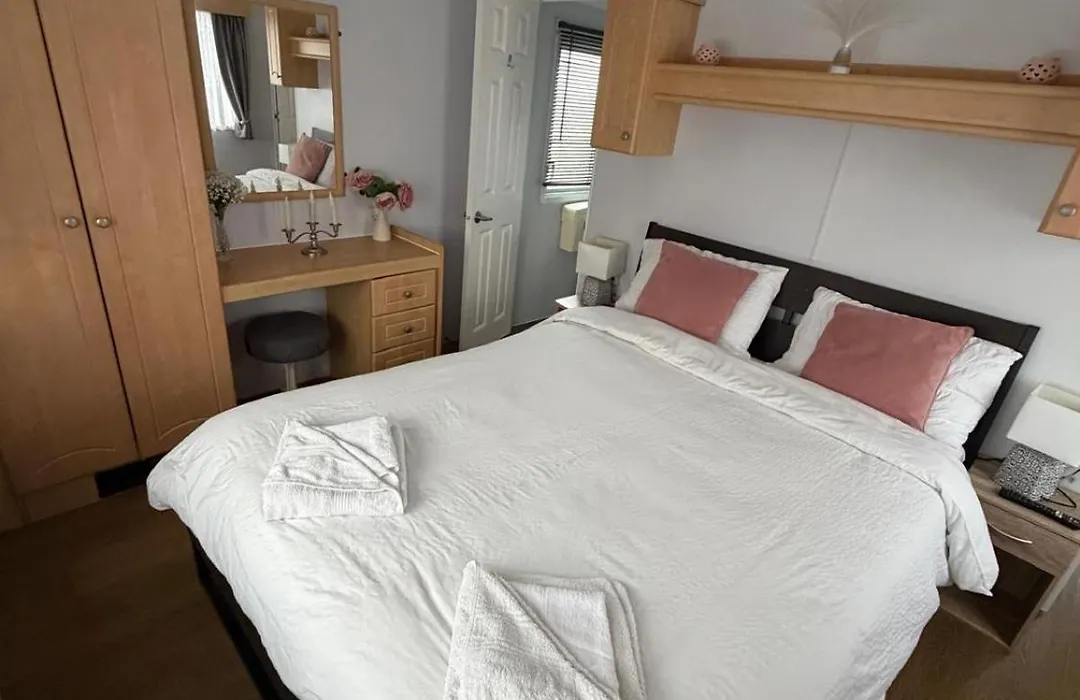 Vacation Escape - Valley Farm -Clacton-On-Sea - Holiday Park-1
