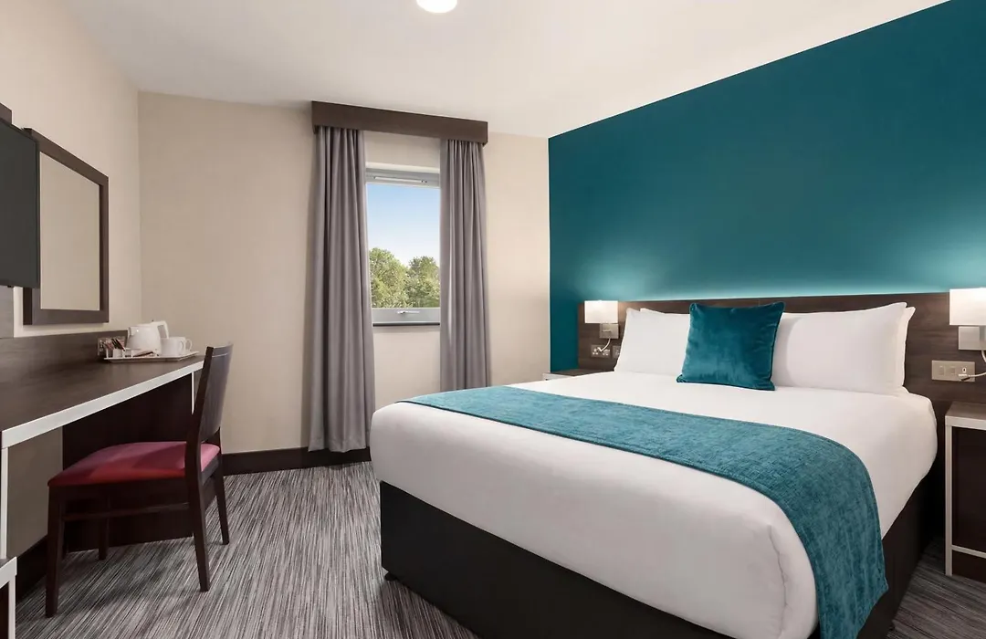 Ramada By Wyndham Cobham-1